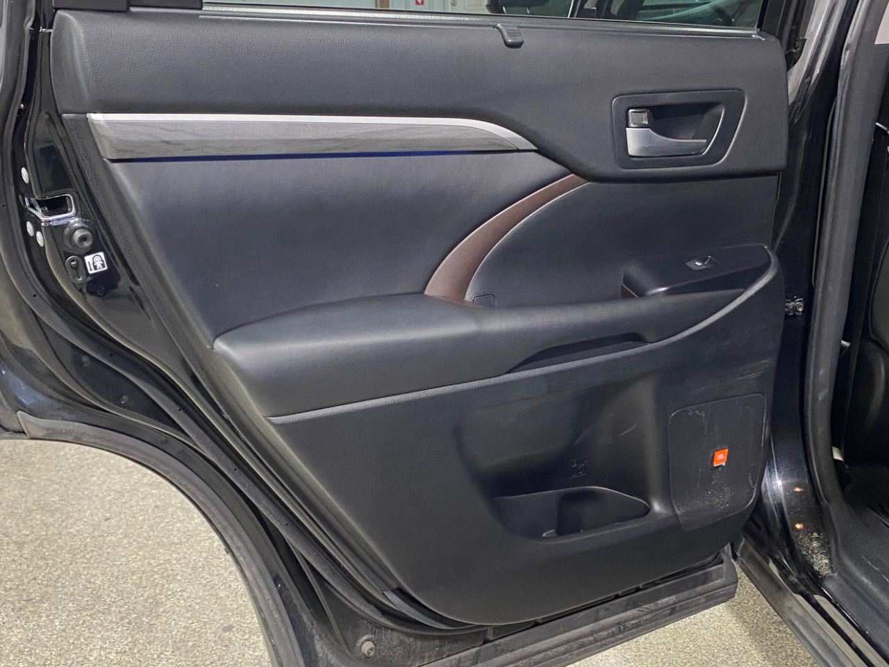 2017 Toyota Highlander Hybrid Limited Platinum photo 3