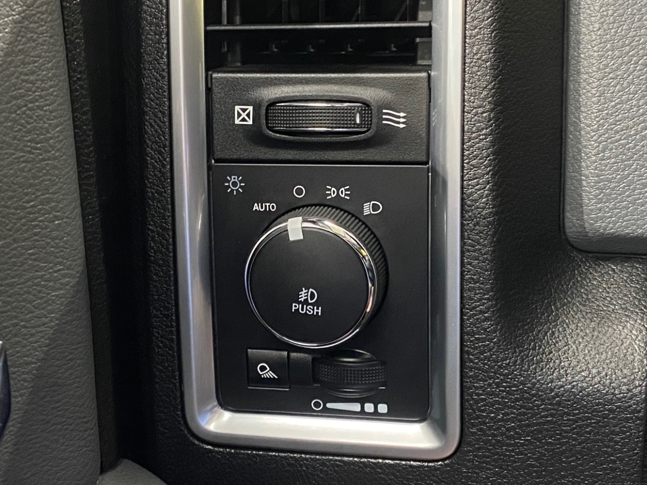 RAM 1500 SLT Crew Cab SWB 4WD 2018