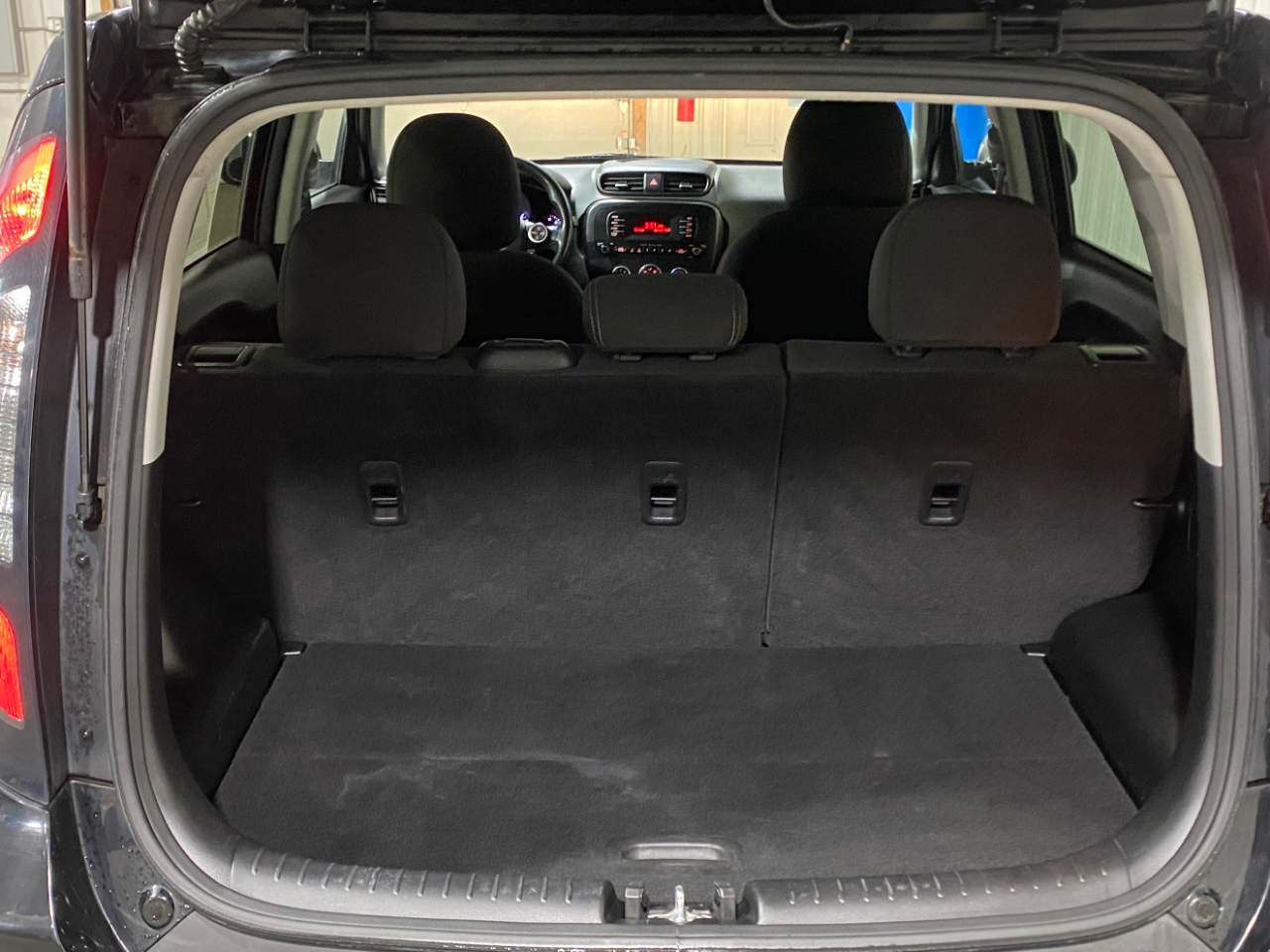 2023 Volkswagen Taos SE photo 2