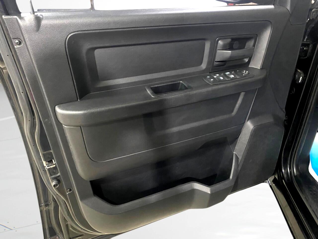 RAM 1500 4WD Crew Cab 140.5" Express 2016