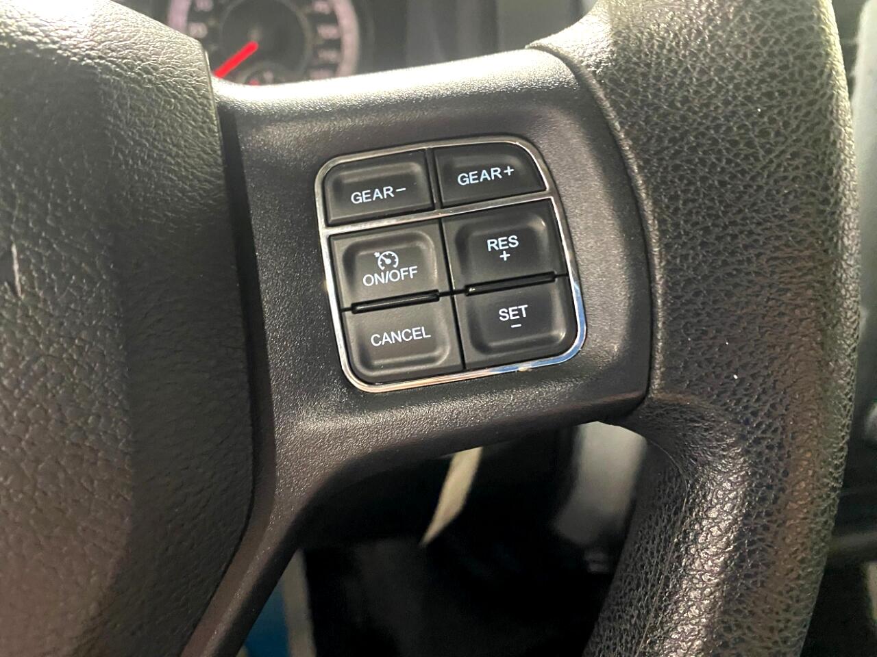 RAM 1500 4WD Crew Cab 140.5" Express 2016