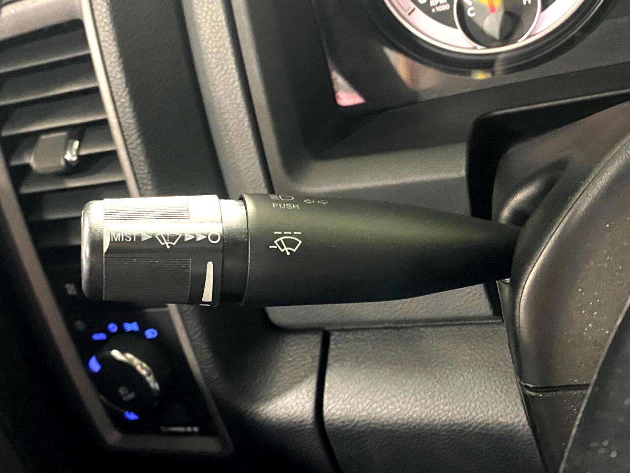 RAM 1500 4WD Crew Cab 140.5" Express 2016