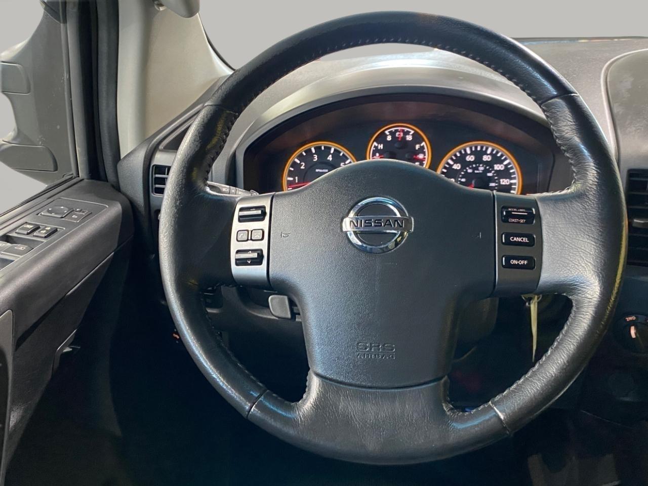 Nissan Titan SV Crew Cab 4WD 2012