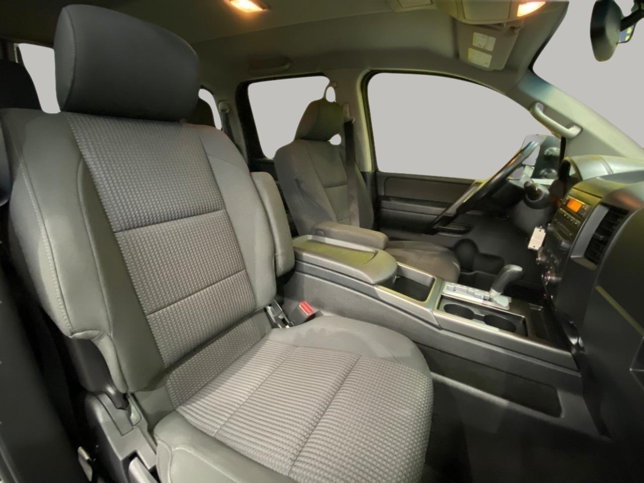 Nissan Titan SV Crew Cab 4WD 2012