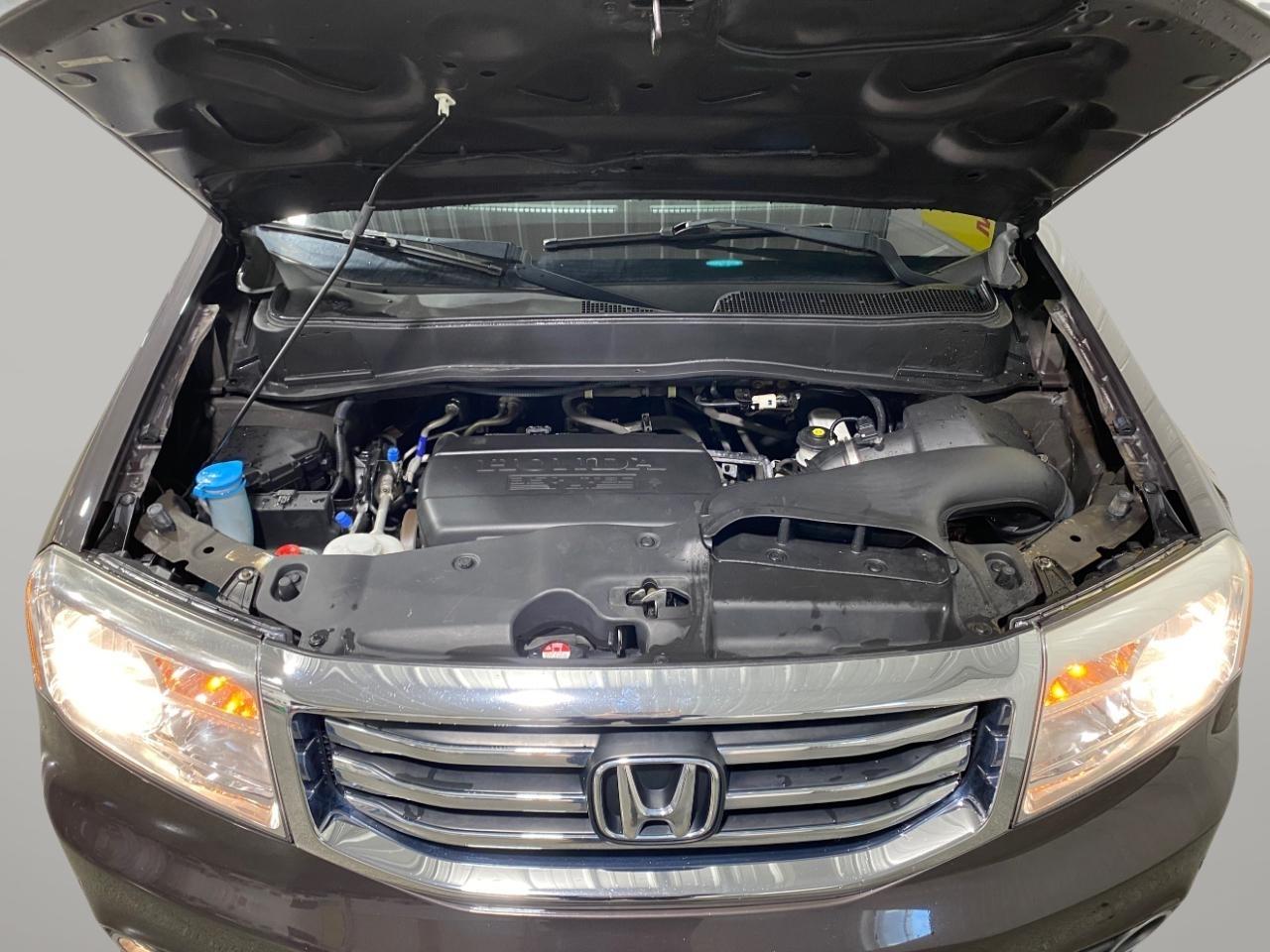 Honda Pilot Touring 4WD 5-Spd AT with DVD 2015