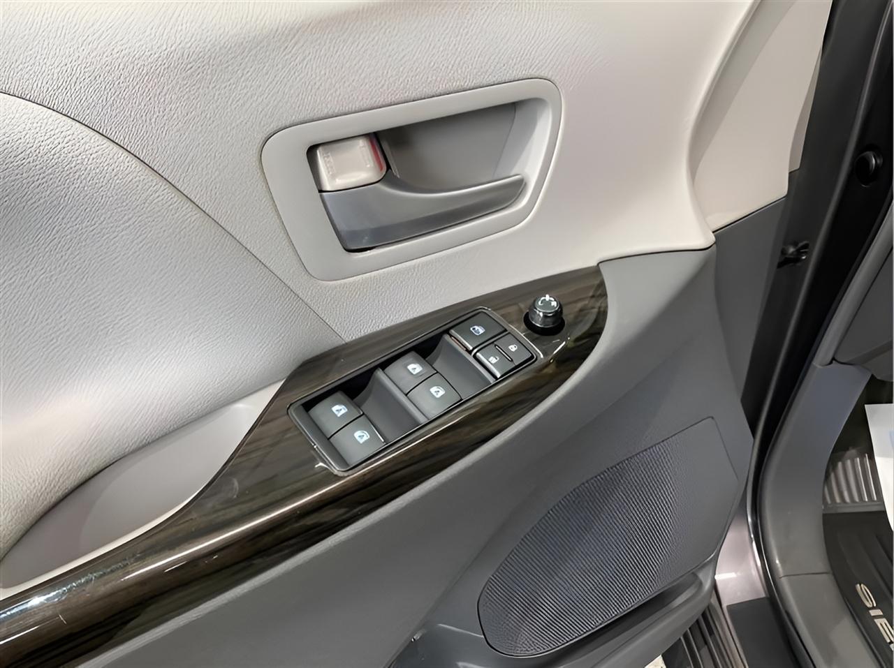 Toyota Sienna XLE AWD 7-Passenger V6 2015