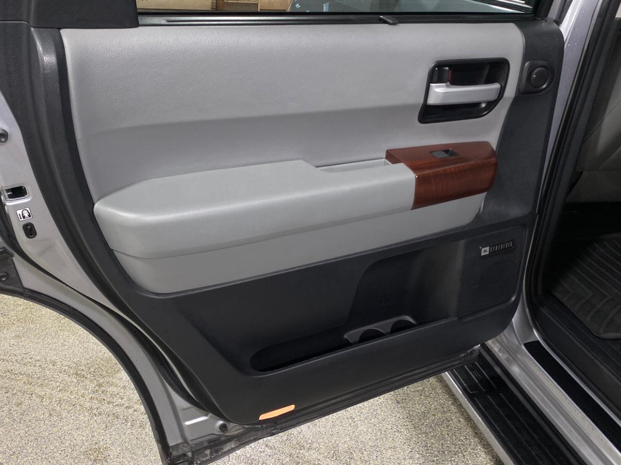 Toyota Sequoia Plantium 4WD FFV 2015
