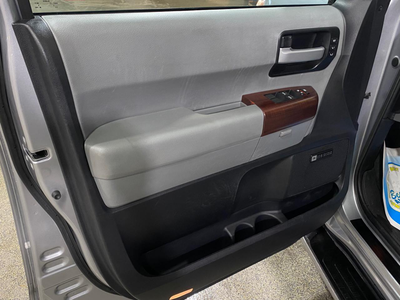 Toyota Sequoia Plantium 4WD FFV 2015