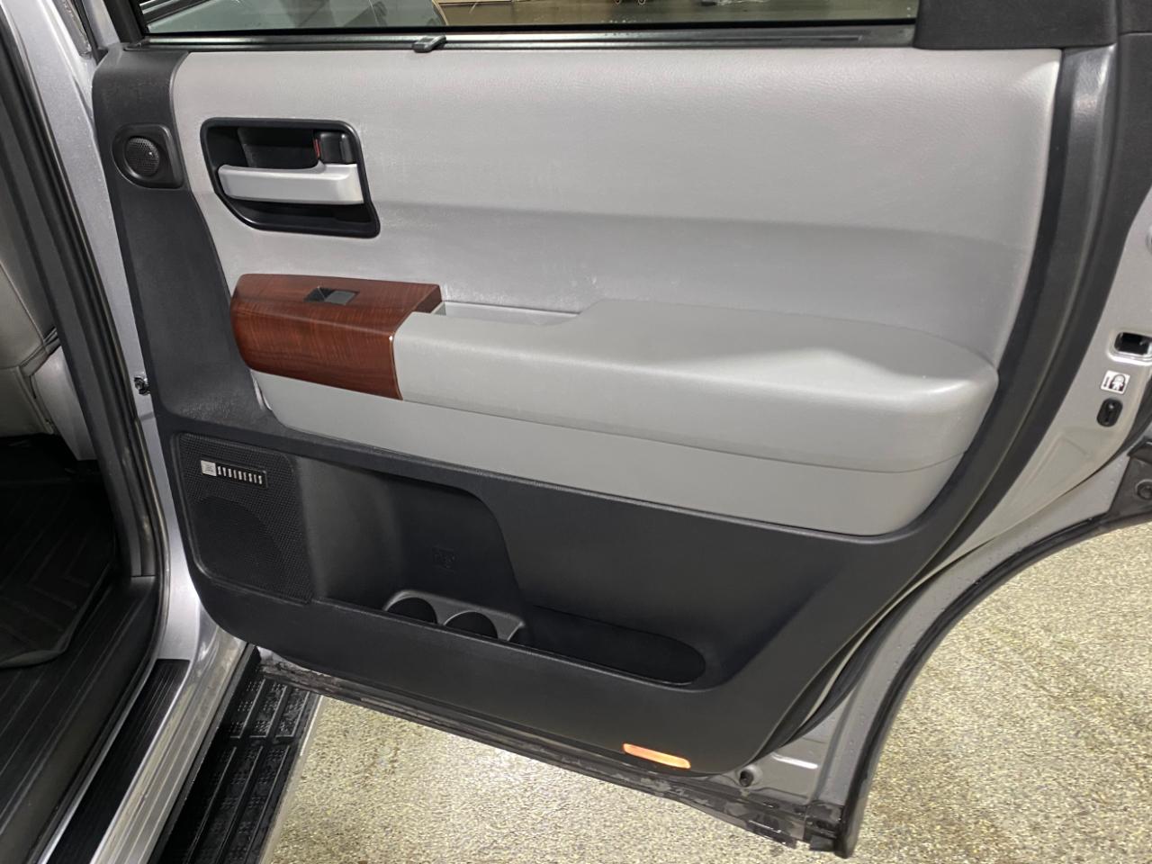Toyota Sequoia Plantium 4WD FFV 2015