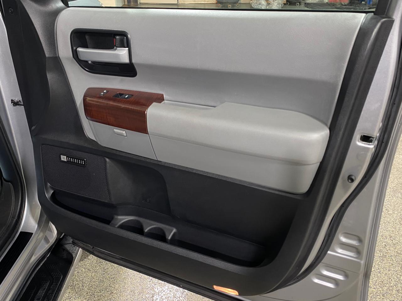 Toyota Sequoia Plantium 4WD FFV 2015