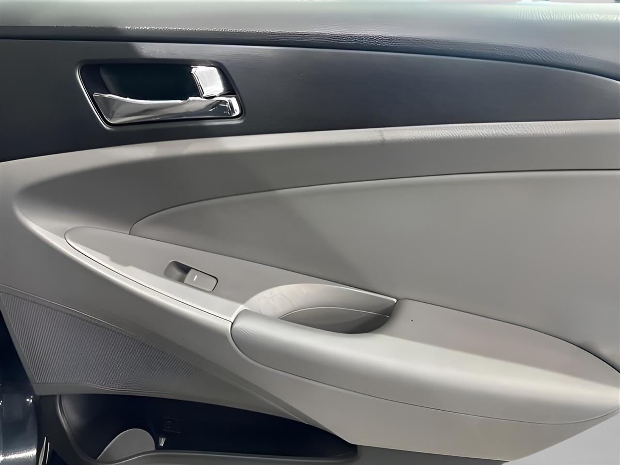Hyundai Sonata SE 4D Sedan 2.4 2013