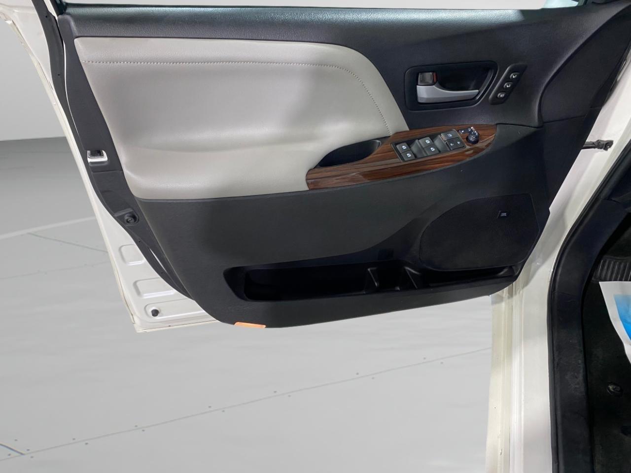 Toyota Sienna Limited AWD 7-Passenger V6 2015