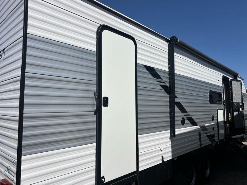 East To West Della Terra 271BH  2022