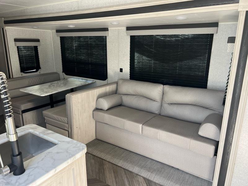 East To West Della Terra 271BH  2022