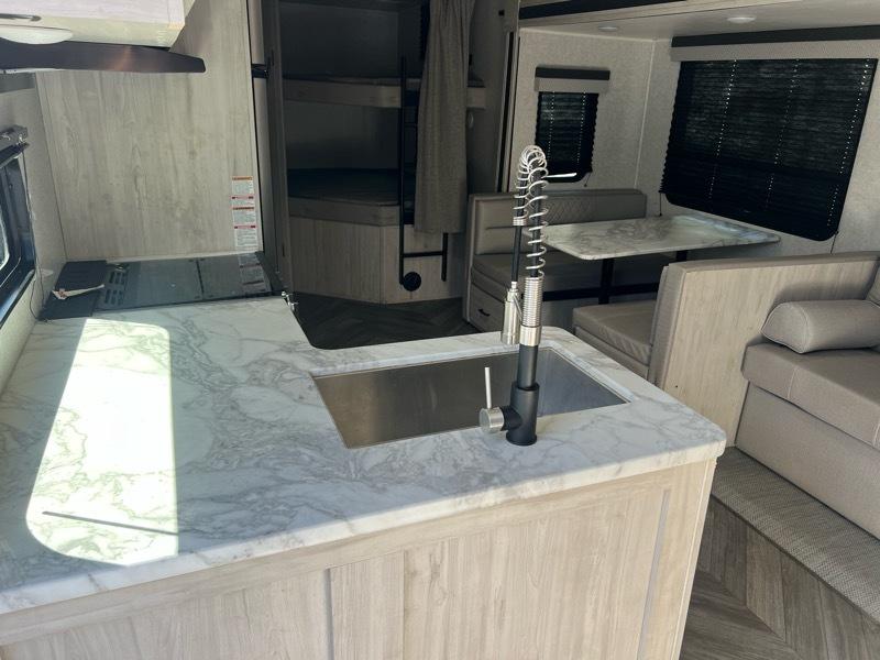 East To West Della Terra 271BH  2022