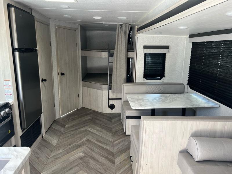 East To West Della Terra 271BH  2022