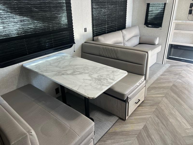 East To West Della Terra 271BH  2022