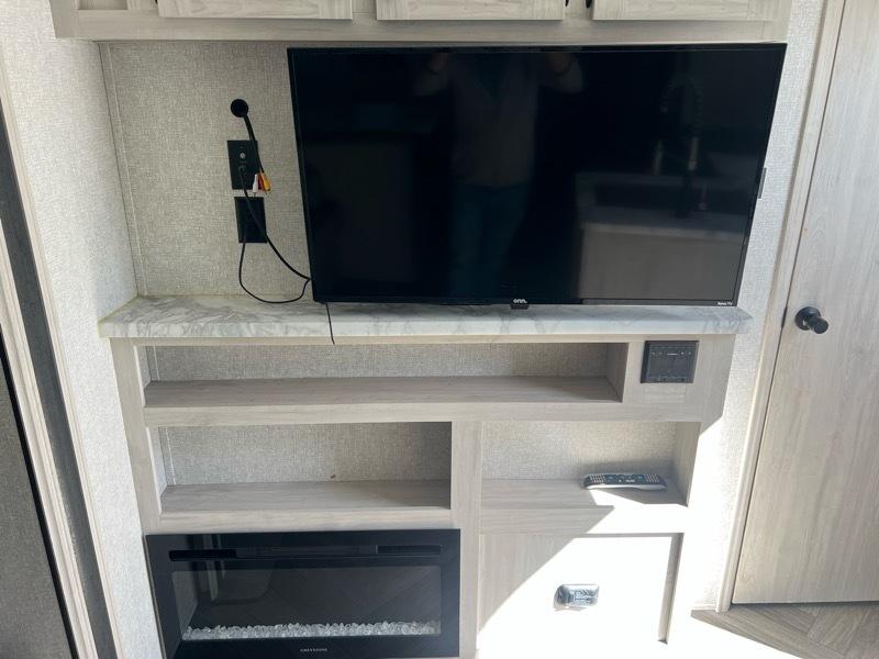 East To West Della Terra 271BH  2022