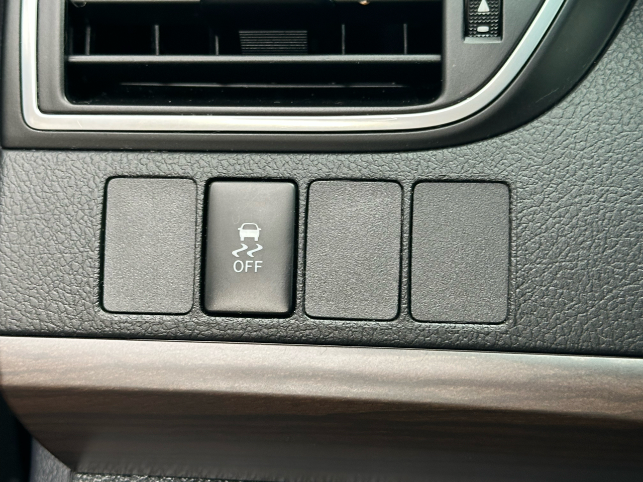 Toyota Camry LE Auto (Natl) 2017