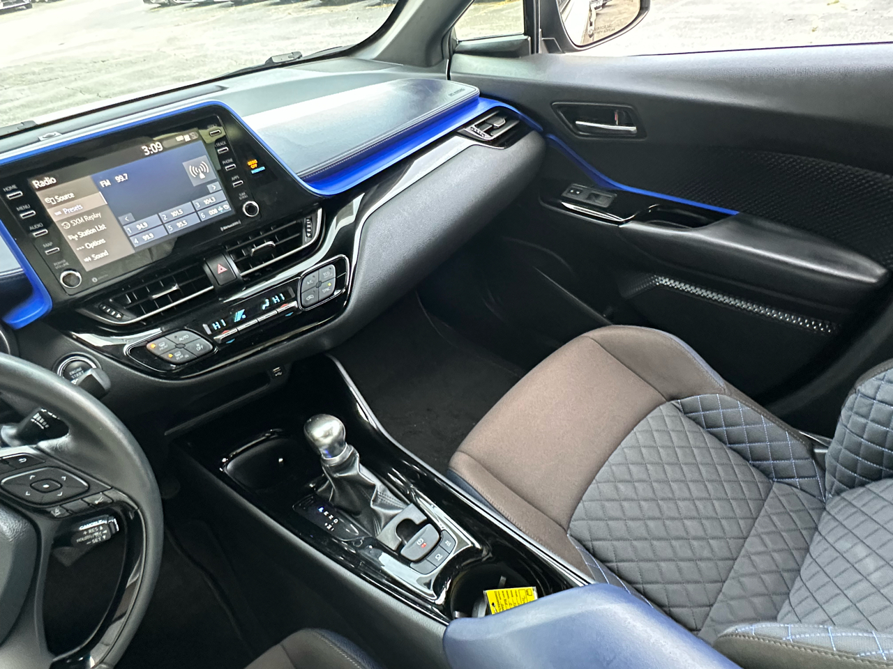 Toyota C-HR XLE FWD (Natl) 2020