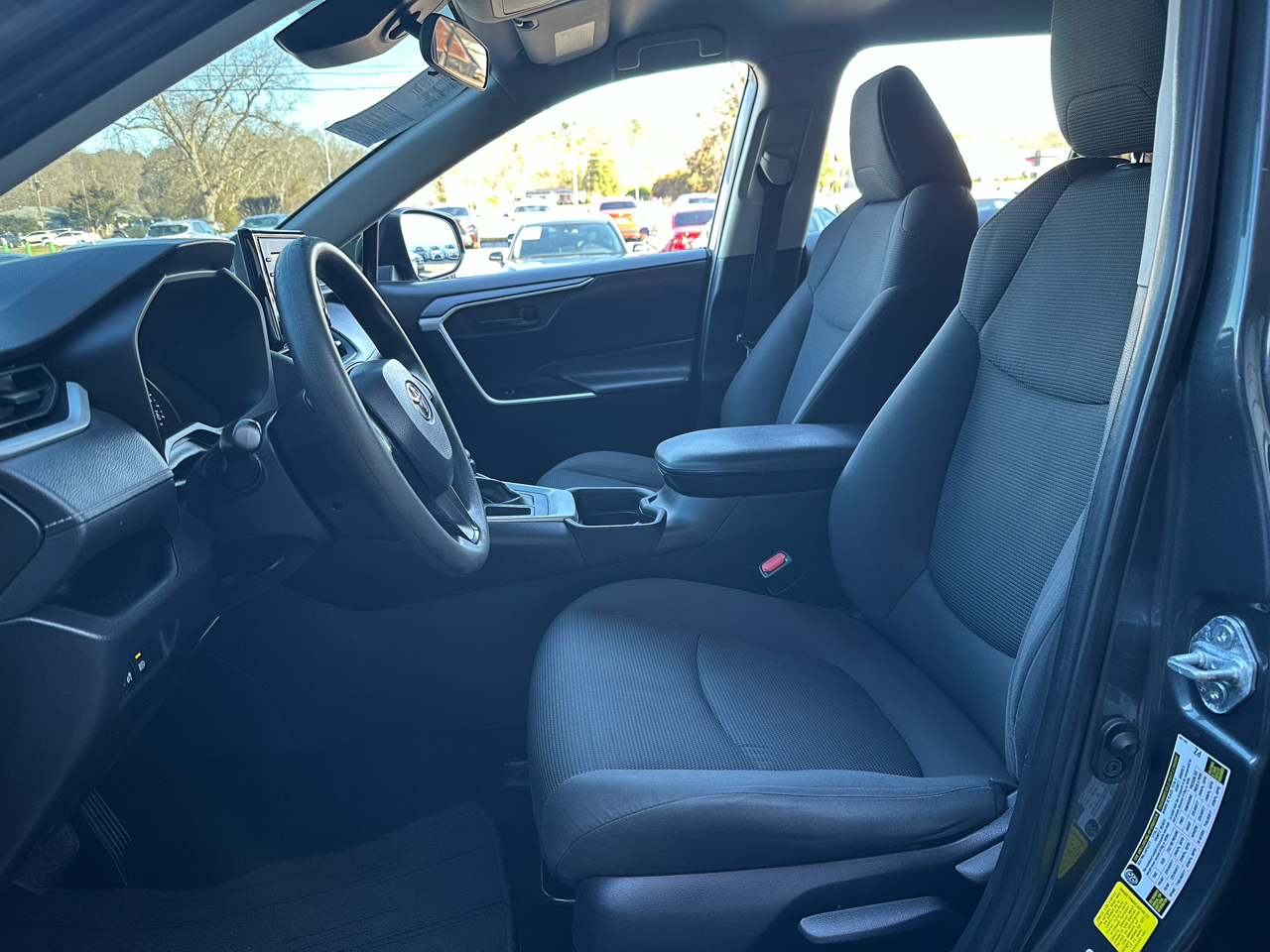 Toyota RAV4 LE FWD (Natl) 2021