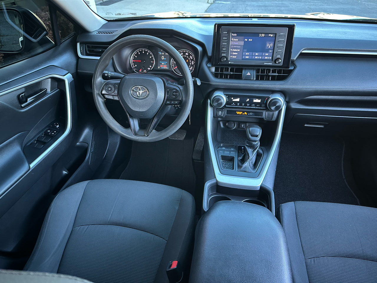 Toyota RAV4 LE FWD (Natl) 2021