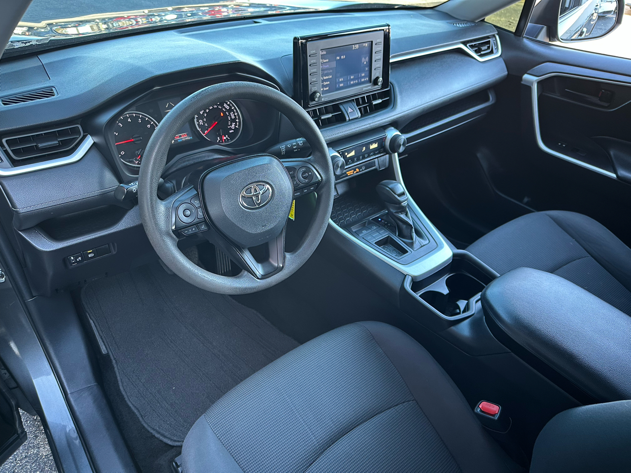 Toyota RAV4 LE FWD (Natl) 2021