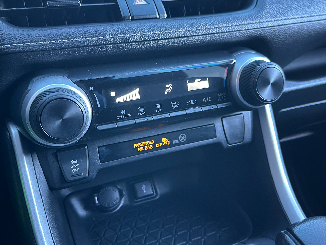 Toyota RAV4 LE FWD (Natl) 2021