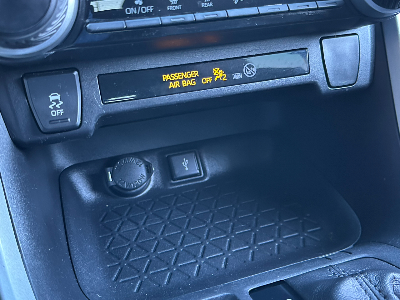 Toyota RAV4 LE FWD (Natl) 2021