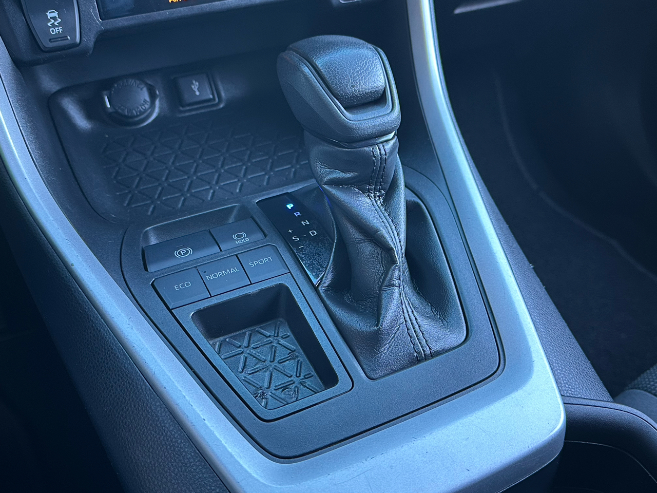 Toyota RAV4 LE FWD (Natl) 2021