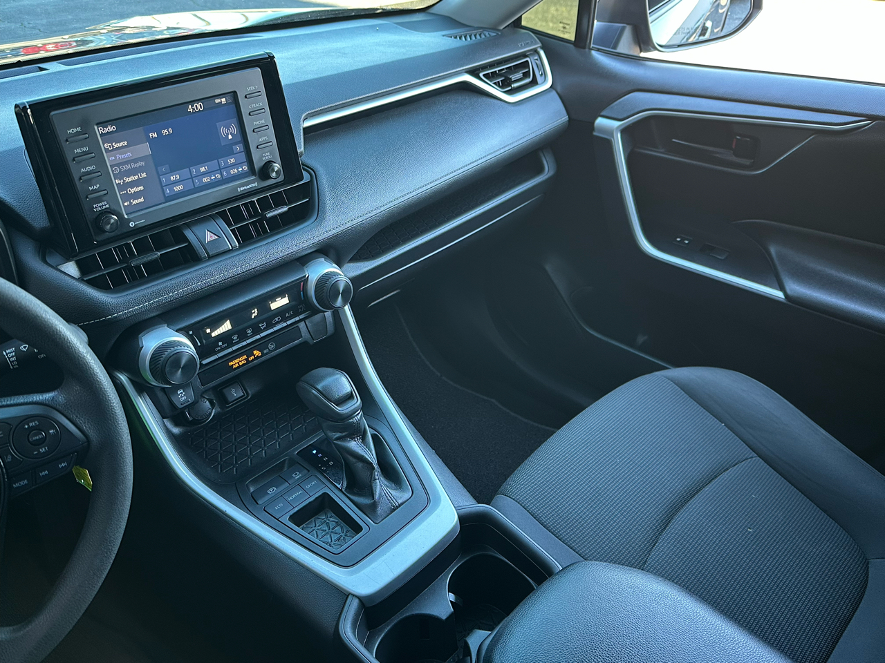 Toyota RAV4 LE FWD (Natl) 2021