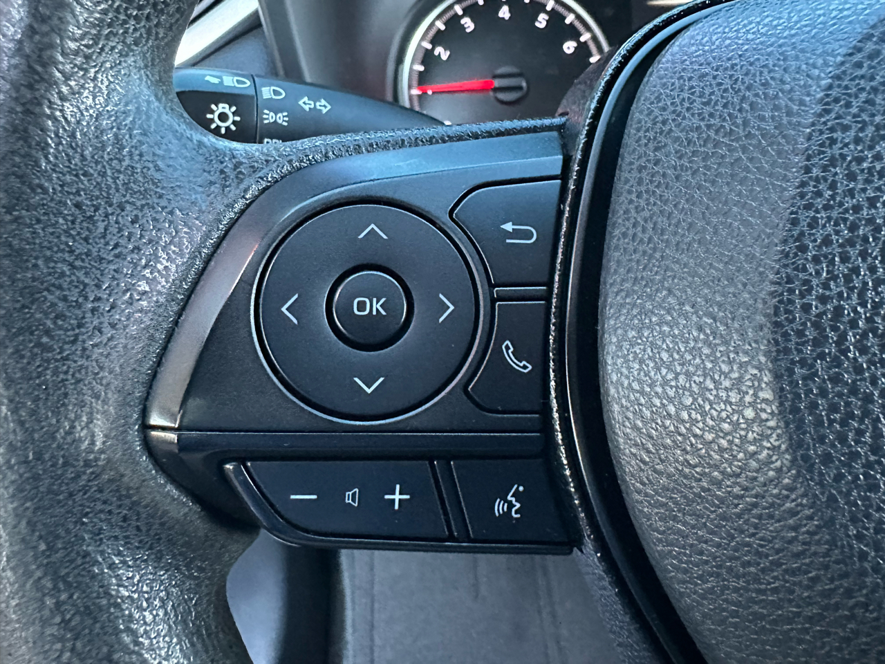 Toyota RAV4 LE FWD (Natl) 2021