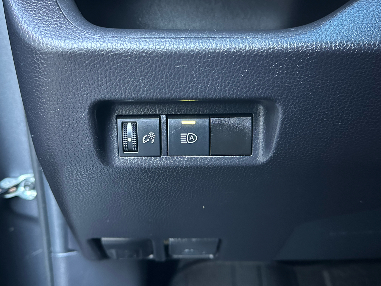 Toyota RAV4 LE FWD (Natl) 2021