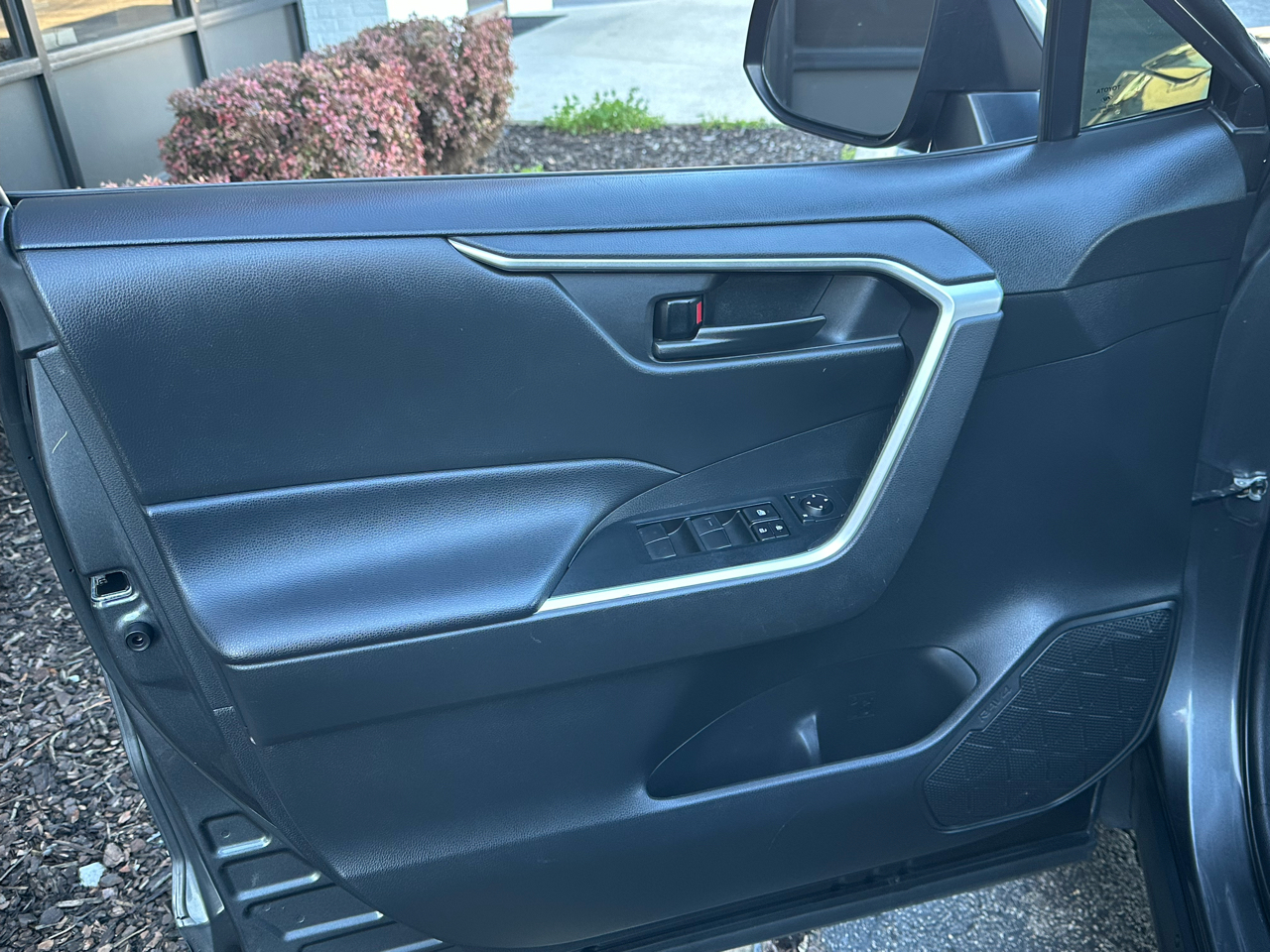 Toyota RAV4 LE FWD (Natl) 2021