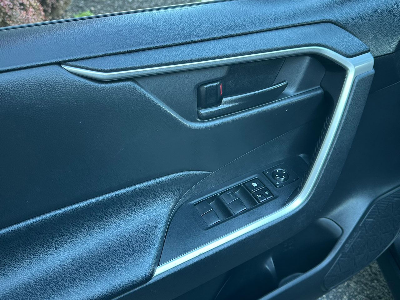 Toyota RAV4 LE FWD (Natl) 2021