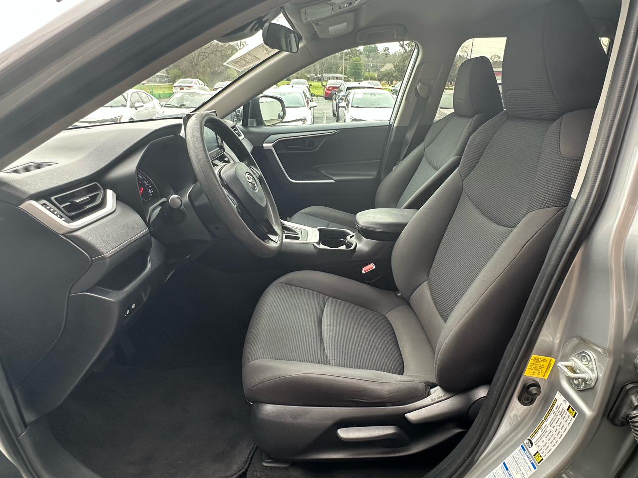 Toyota RAV4 LE AWD (Natl) 2021