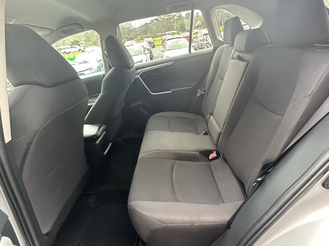 Toyota RAV4 LE AWD (Natl) 2021