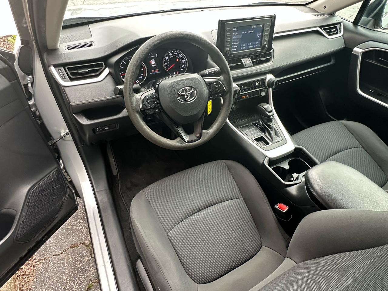 Toyota RAV4 LE AWD (Natl) 2021