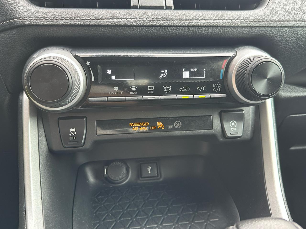 Toyota RAV4 LE AWD (Natl) 2021