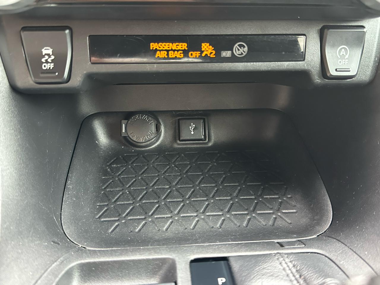 Toyota RAV4 LE AWD (Natl) 2021