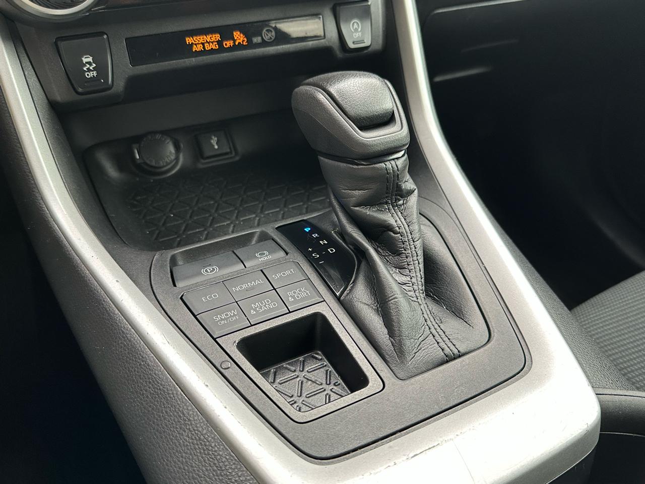 Toyota RAV4 LE AWD (Natl) 2021