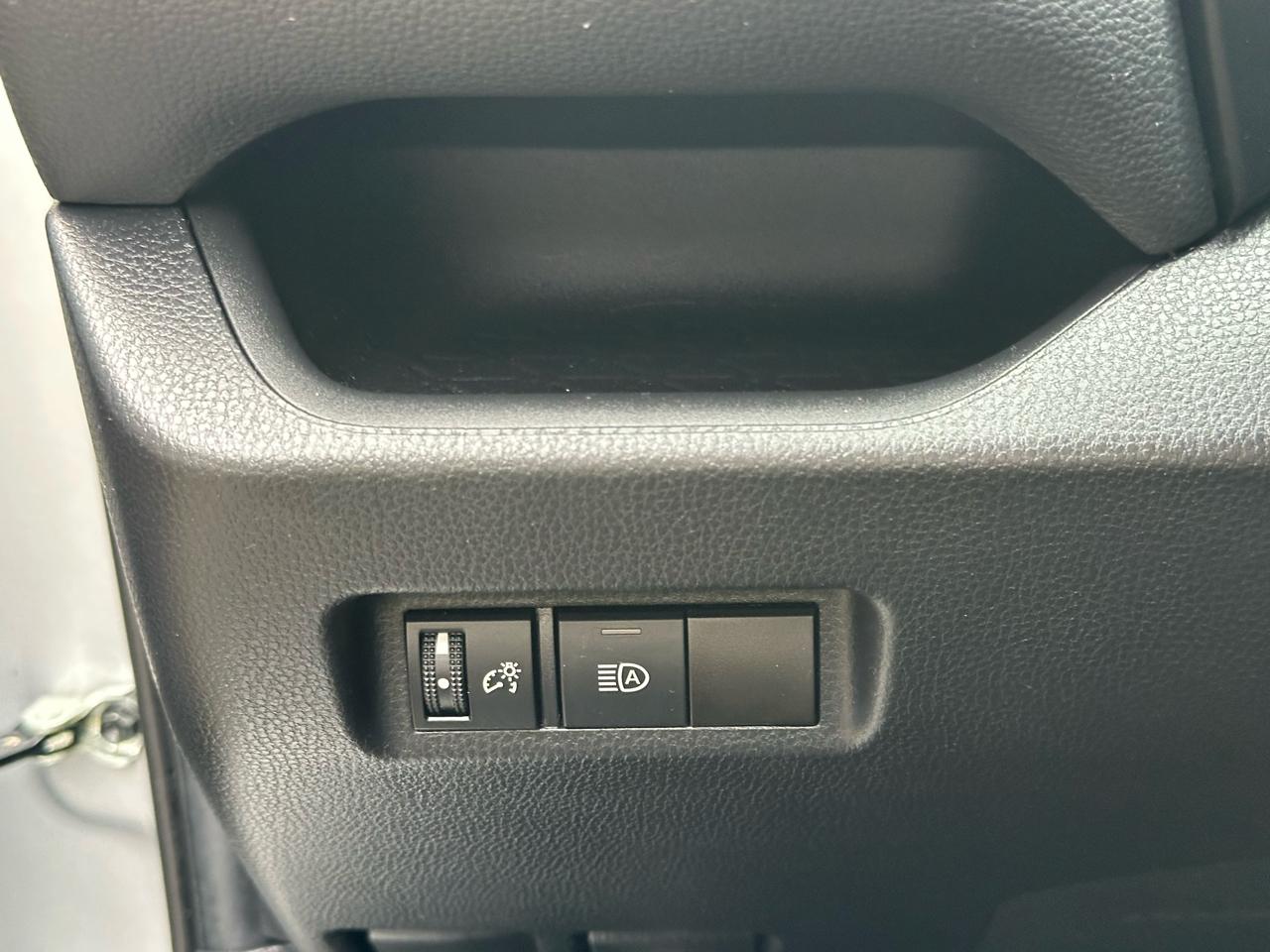 Toyota RAV4 LE AWD (Natl) 2021