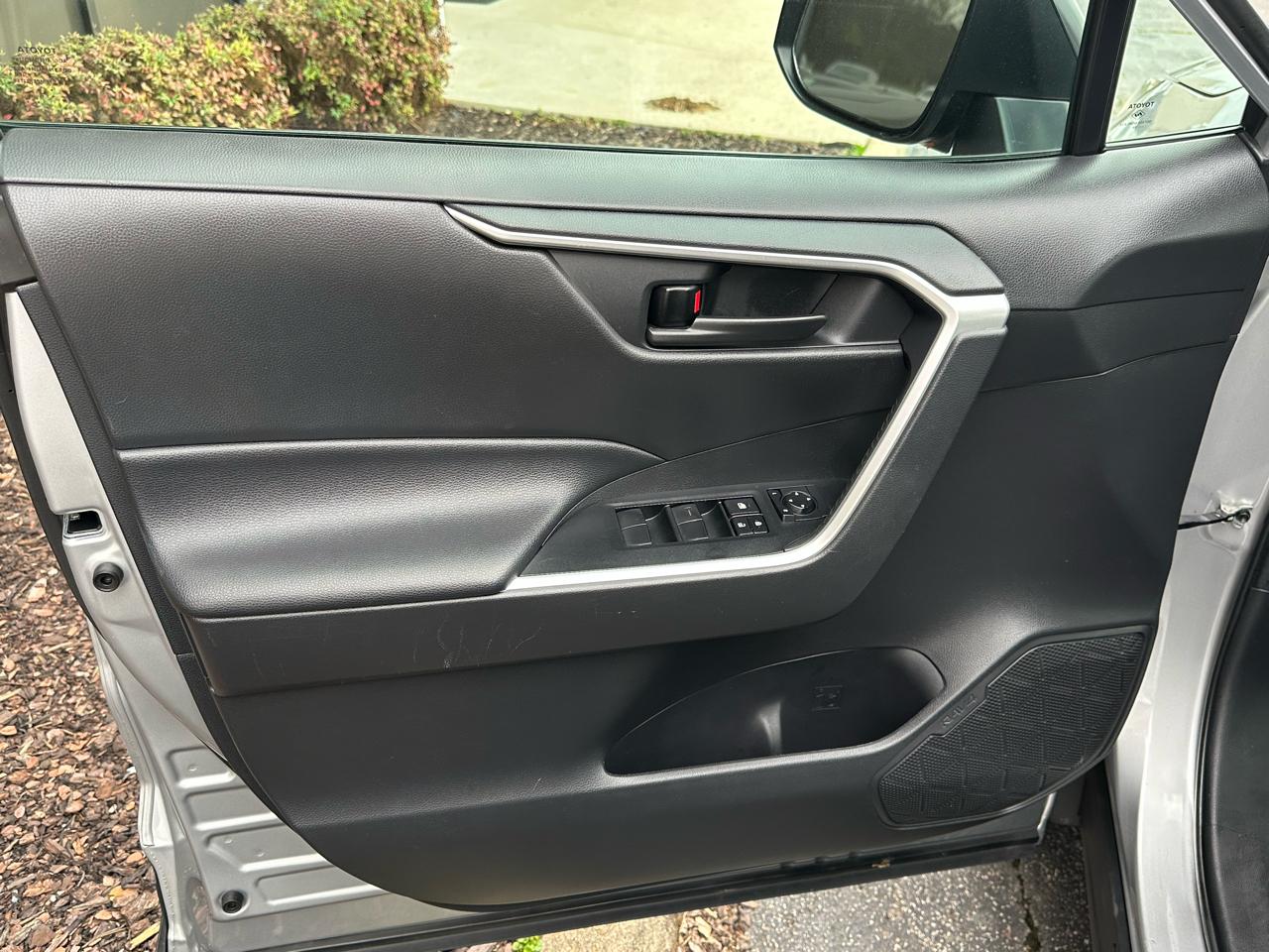 Toyota RAV4 LE AWD (Natl) 2021