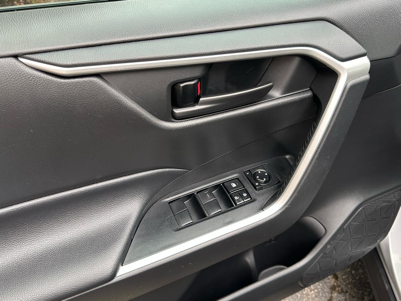 Toyota RAV4 LE AWD (Natl) 2021