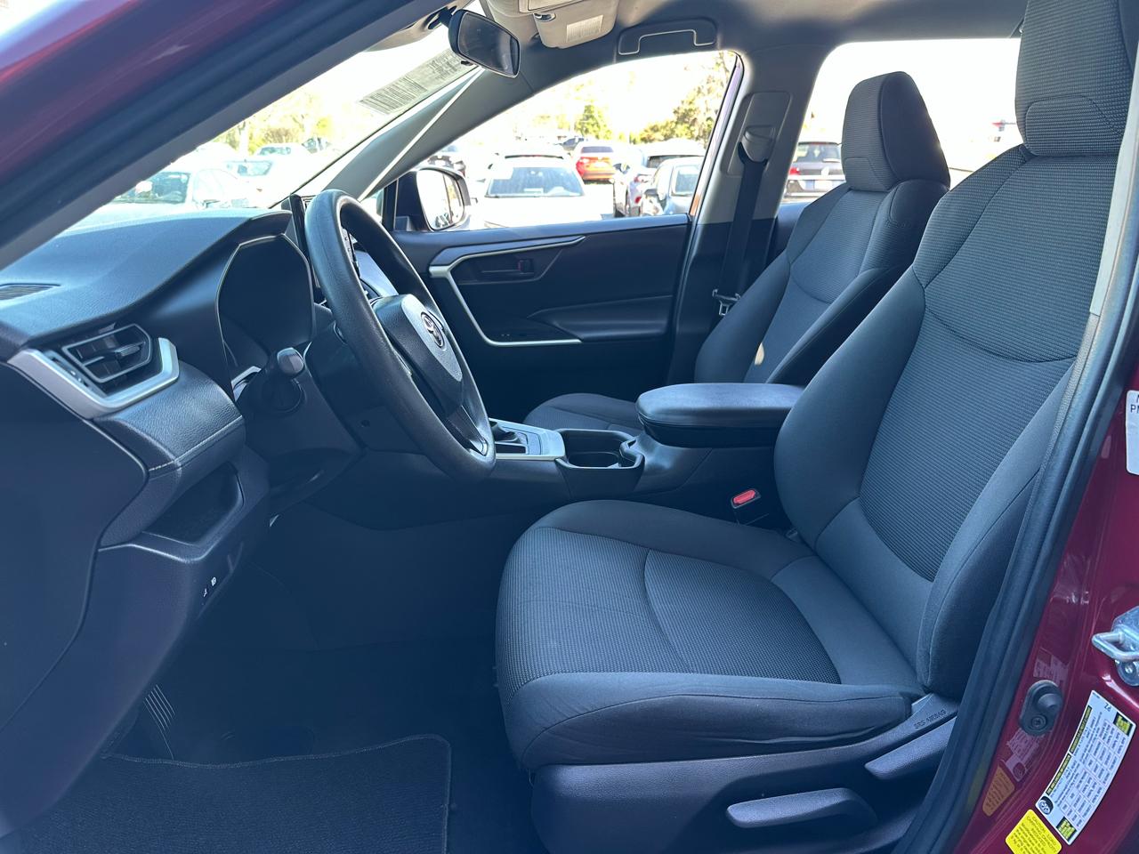 Toyota RAV4 LE FWD (Natl) 2021