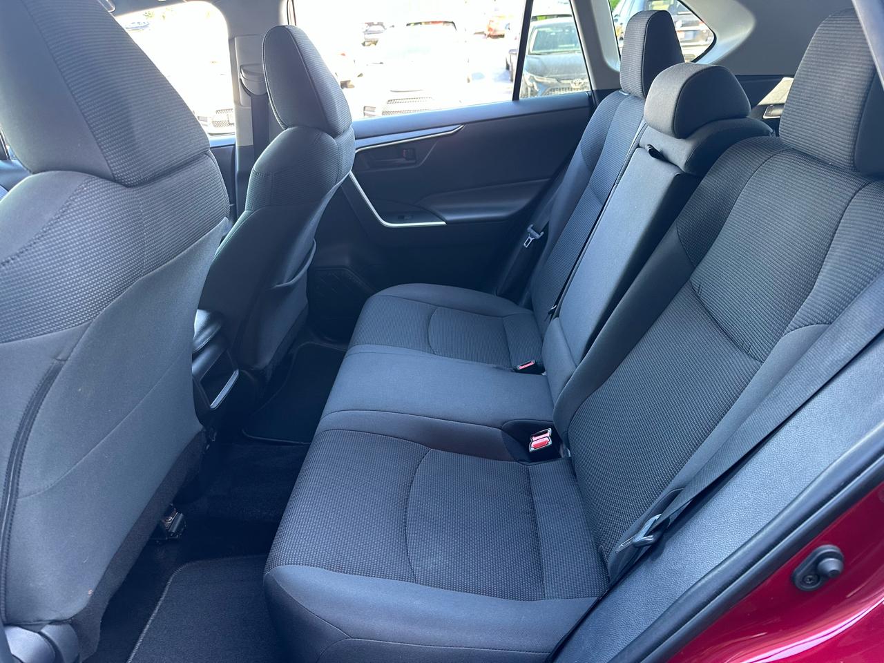 Toyota RAV4 LE FWD (Natl) 2021