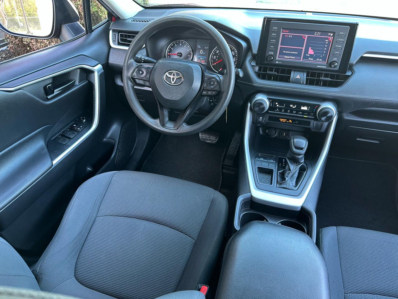 Toyota RAV4 LE FWD (Natl) 2021