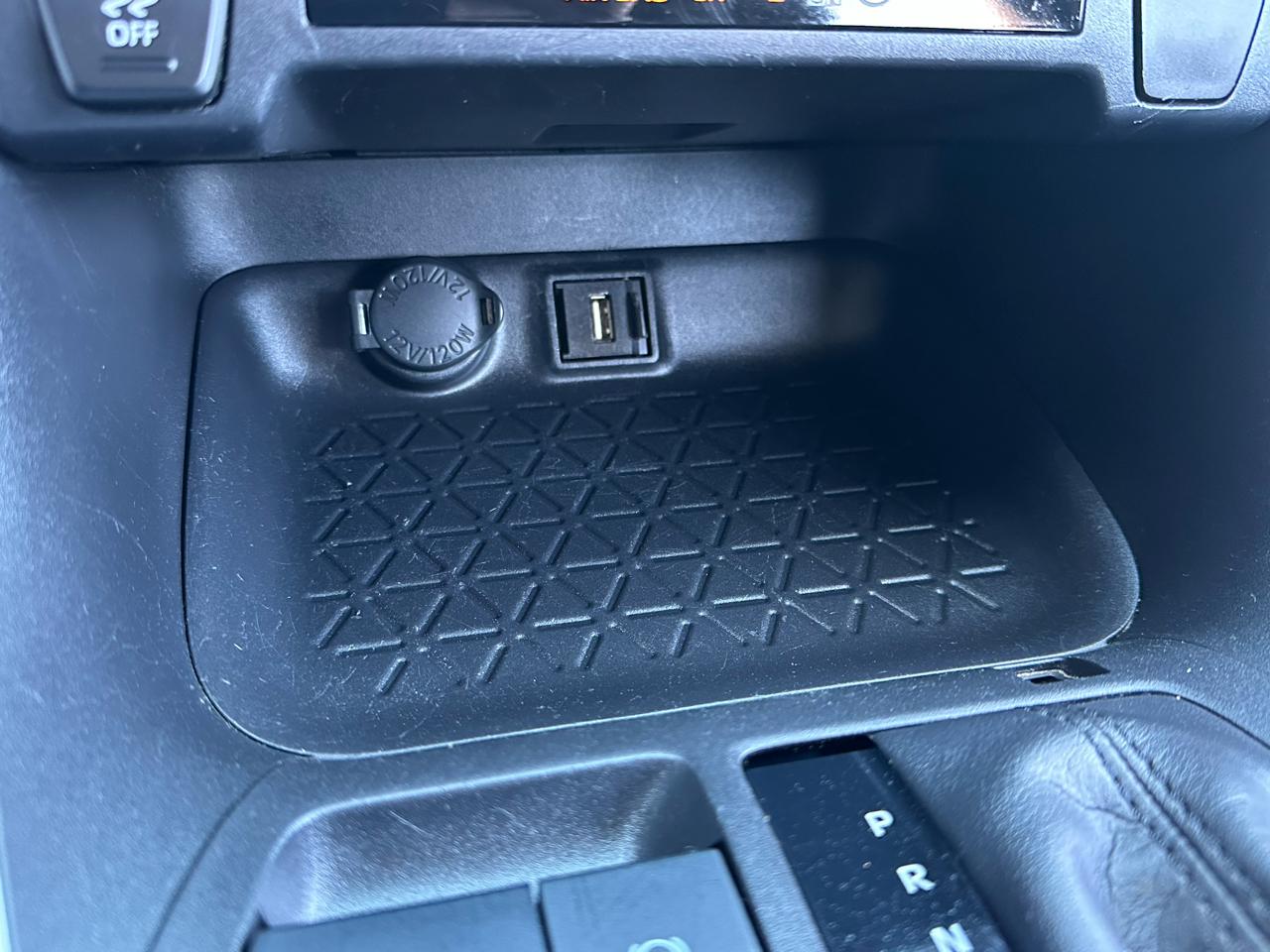 Toyota RAV4 LE FWD (Natl) 2021