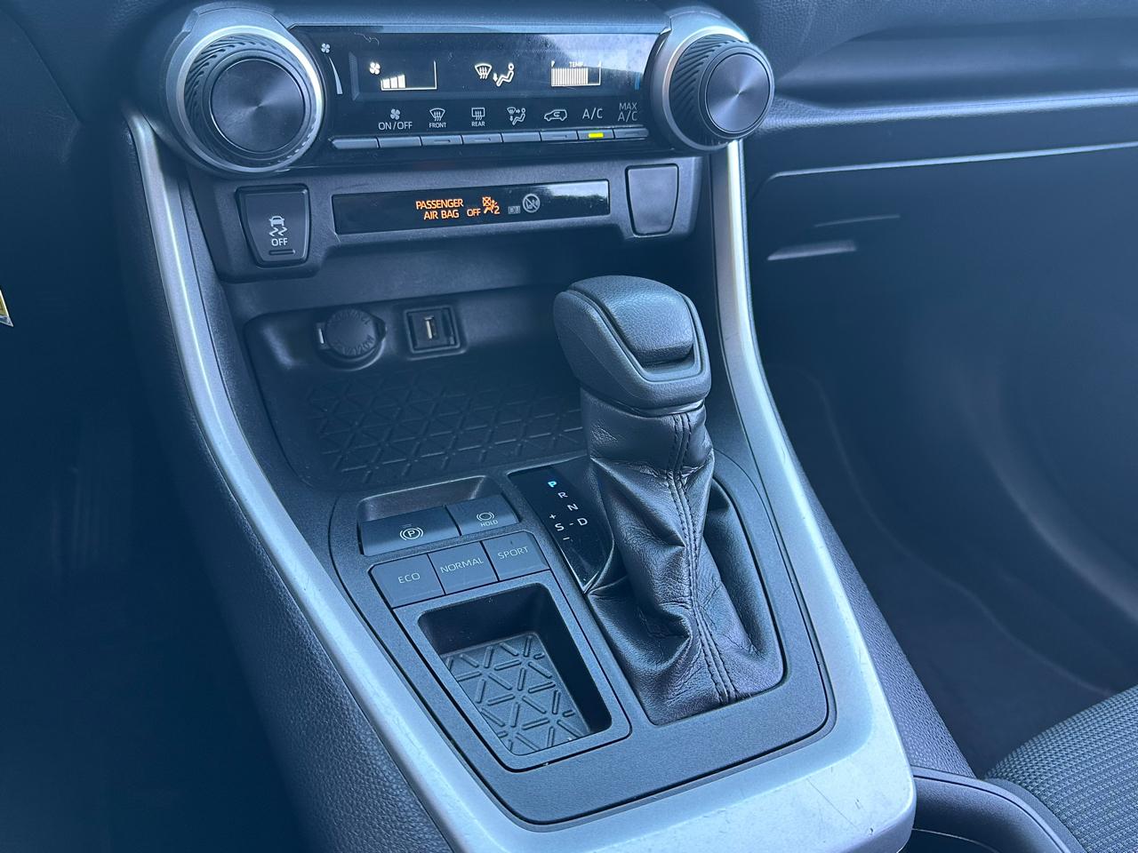 Toyota RAV4 LE FWD (Natl) 2021