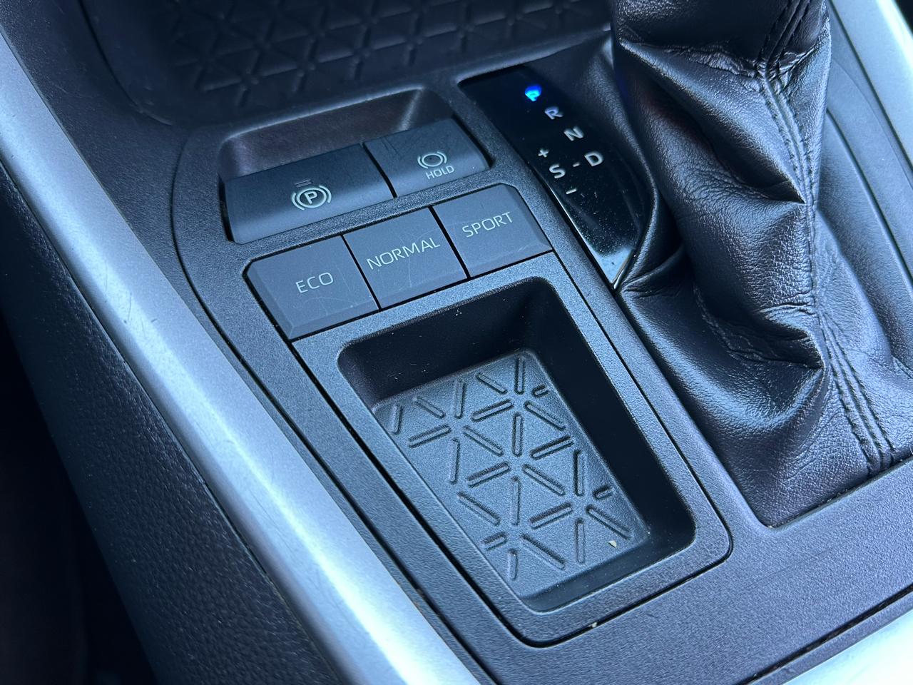 Toyota RAV4 LE FWD (Natl) 2021